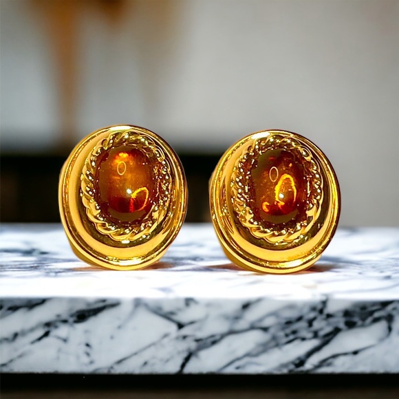 Monet Jewelry Vintage Gold Tone Clip On Faux Amber Cabochon Statement Ea… - Picture 1 of 3